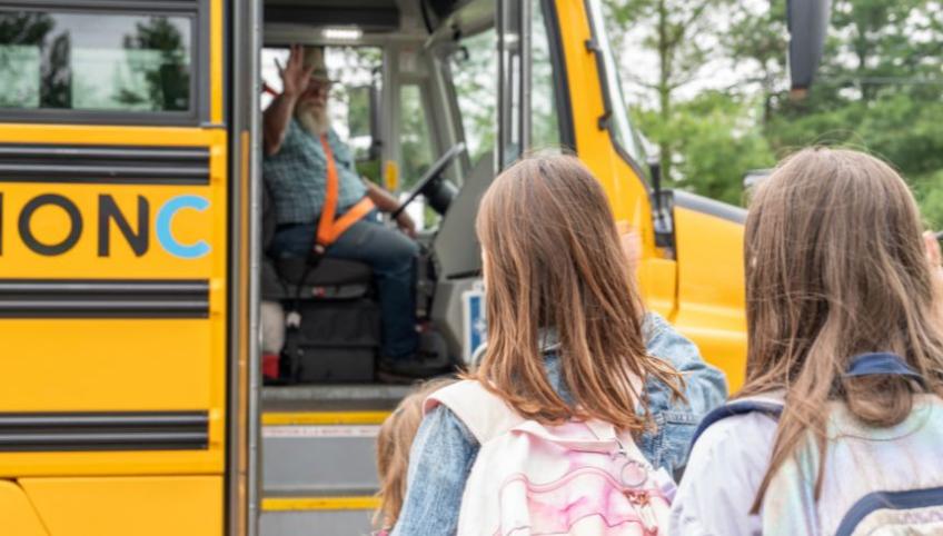 image d'enfants montant dans un autobus scolaire