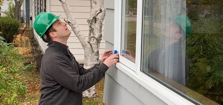 Un inspecteur en efficacité énergétique résidentielle effectue le bilan énergétique d’une résidence