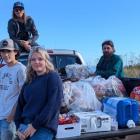 image d'un groupe de personnes assises et debout autour d'un camion garé près du rivage